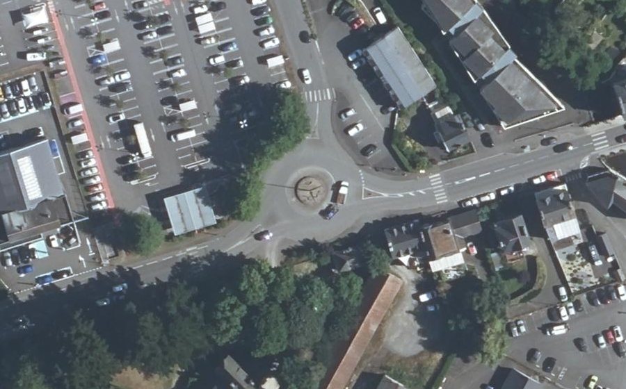 Vue aérienne du Rond-point anonyme n°33617202