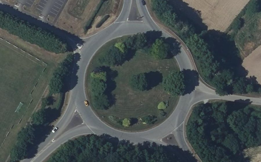 Vue aérienne du Rond-point anonyme n°33618344