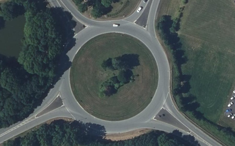 Vue aérienne du Rond-point anonyme n°33618369