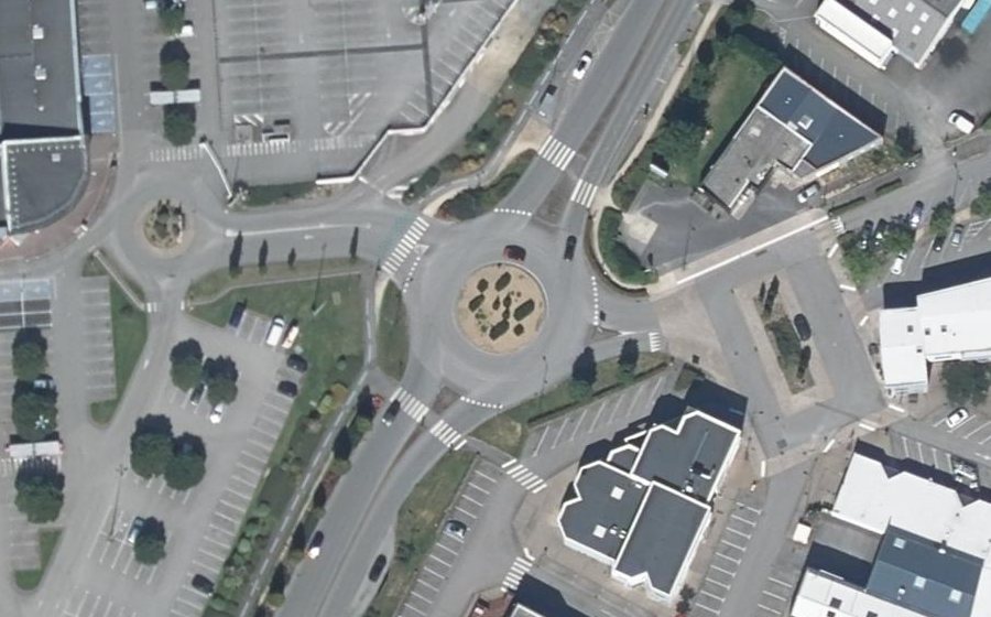 Vue aérienne du Rond-point anonyme n°336292046