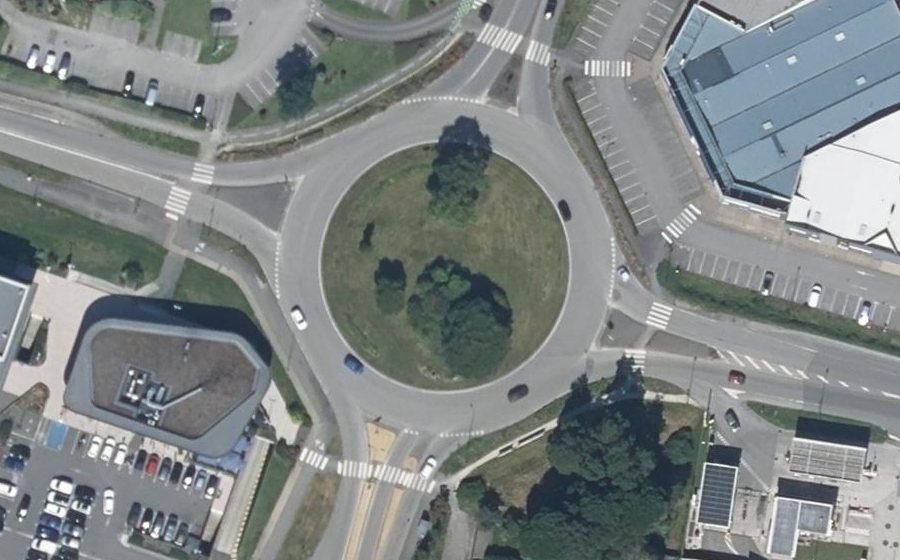 Vue aérienne du Rond-point anonyme n°336292053
