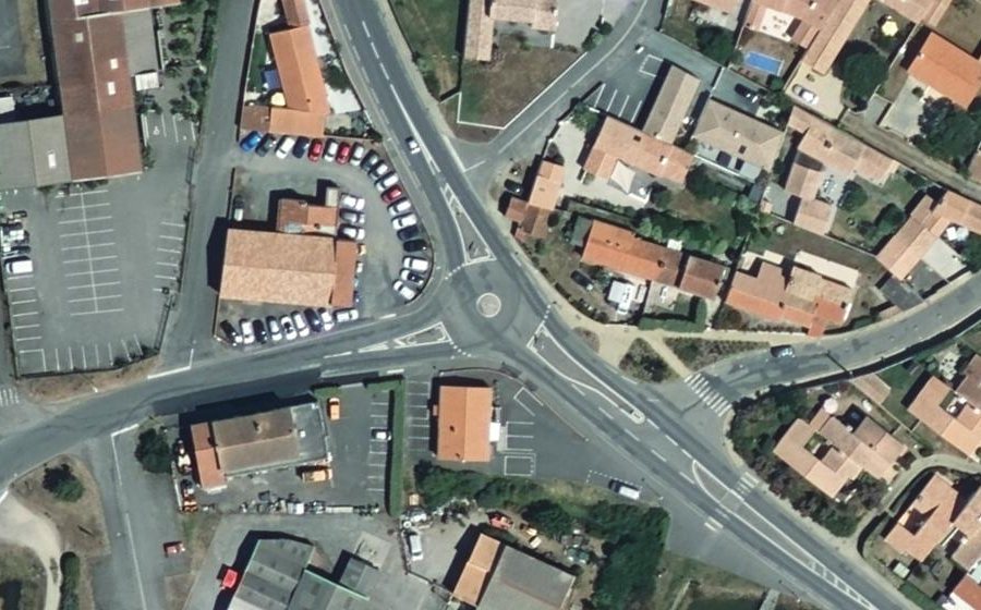 Vue aérienne du Rond-point anonyme n°33638221