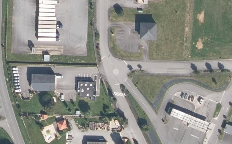 Vue aérienne du Rond-point anonyme n°336403788
