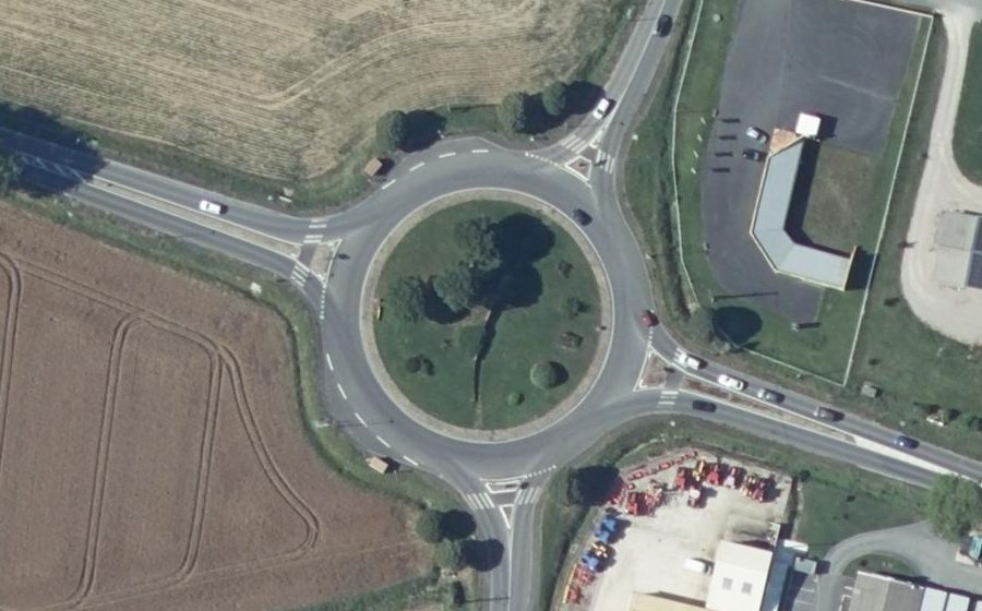 Vue aérienne du Rond-point anonyme n°336411804