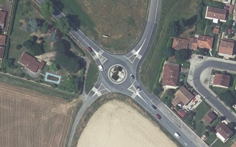 Vue aérienne du Rond-point anonyme n°336419360