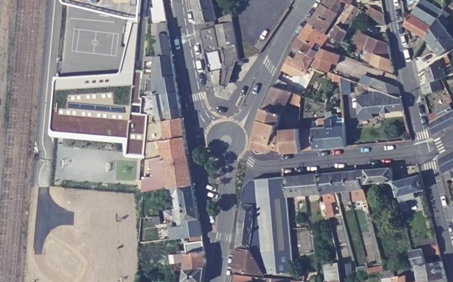 Vue aérienne du Rond-point anonyme n°33643585