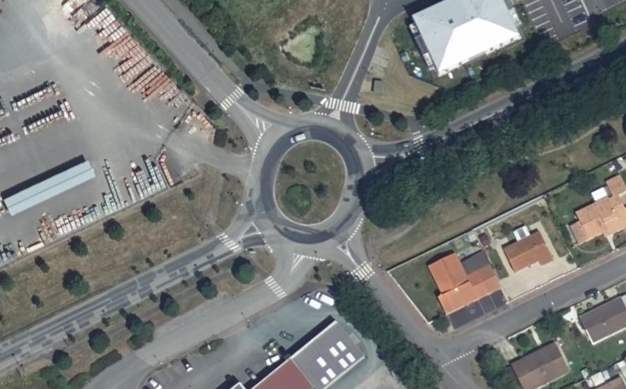 Vue aérienne du Rond-point anonyme n°33644624