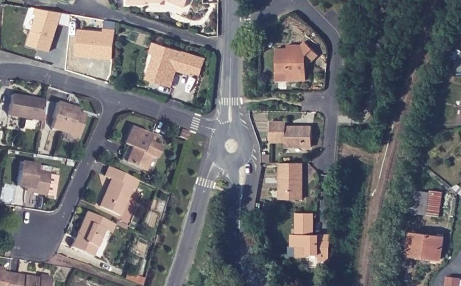 Vue aérienne du Rond-point anonyme n°33646591