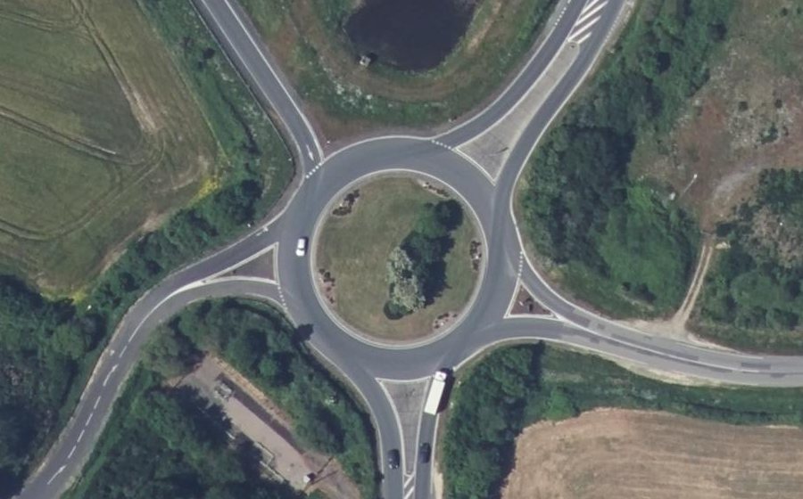 Vue aérienne du Rond-point anonyme n°33650184