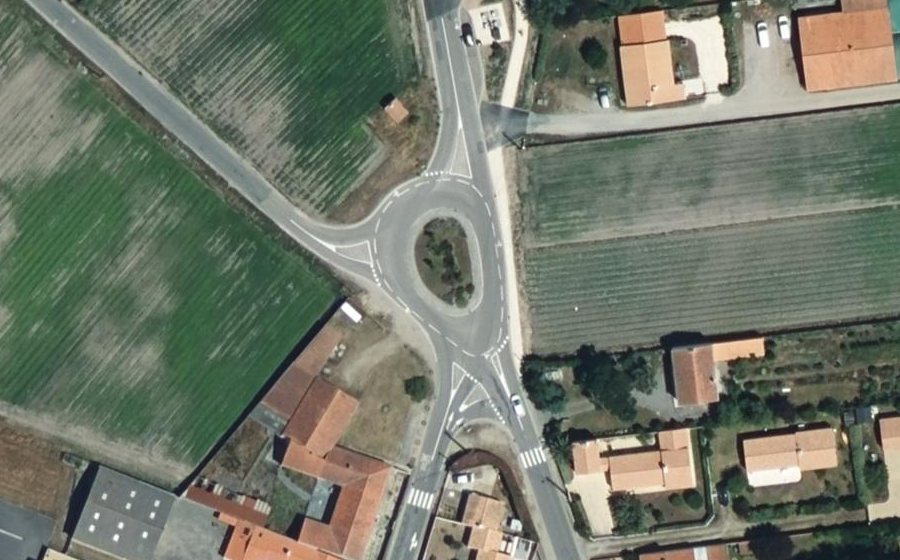 Vue aérienne du Rond-point anonyme n°33650614