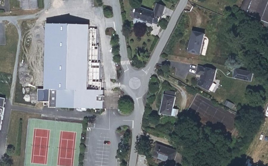 Vue aérienne du Rond-point anonyme n°336633283