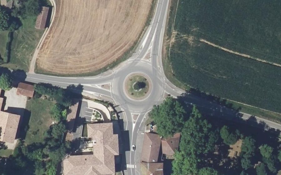 Vue aérienne du Rond-point anonyme n°33678972