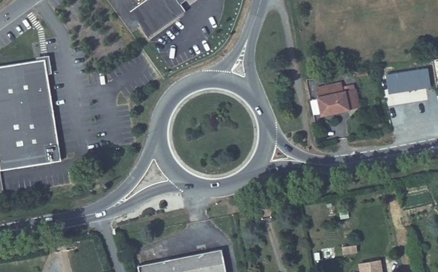 Vue aérienne du Rond-point anonyme n°33679281