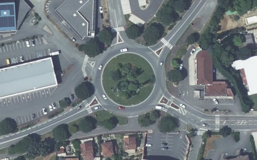 Vue aérienne du Rond-point anonyme n°33679303