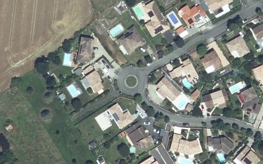 Vue aérienne du Rond-point anonyme n°336850177
