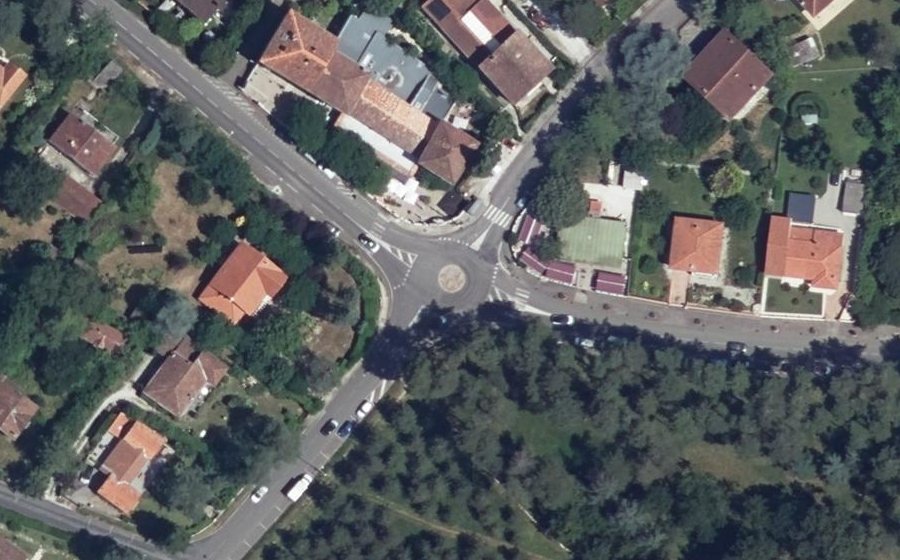 Vue aérienne du Rond-point anonyme n°337028479