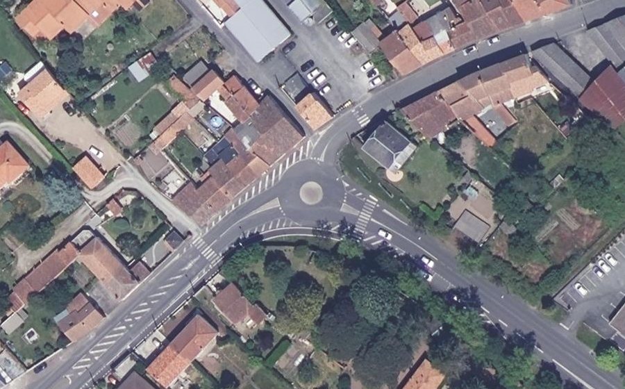 Vue aérienne du Rond-point anonyme n°337046299