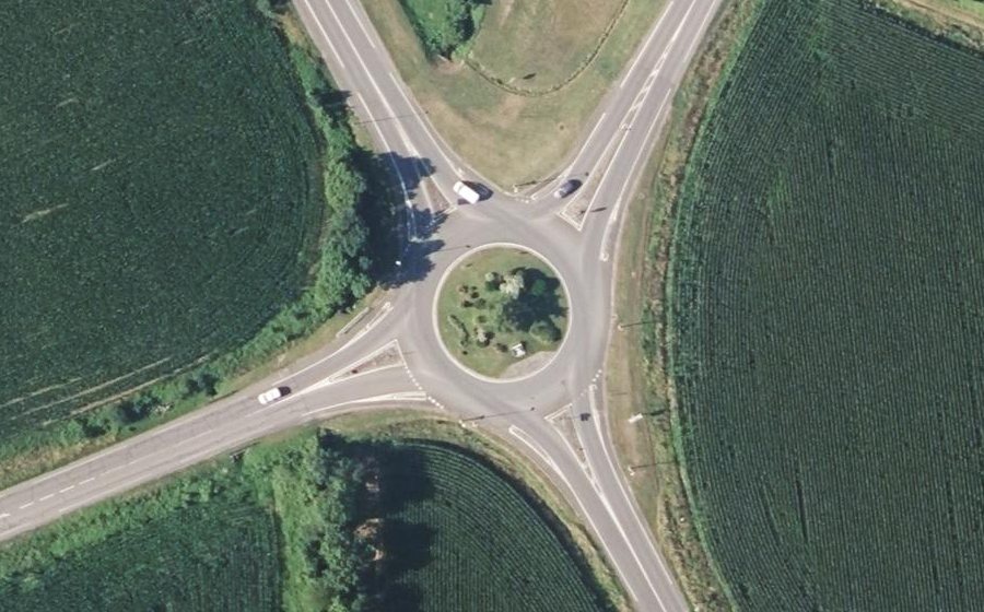 Vue aérienne du Rond-point anonyme n°33706368
