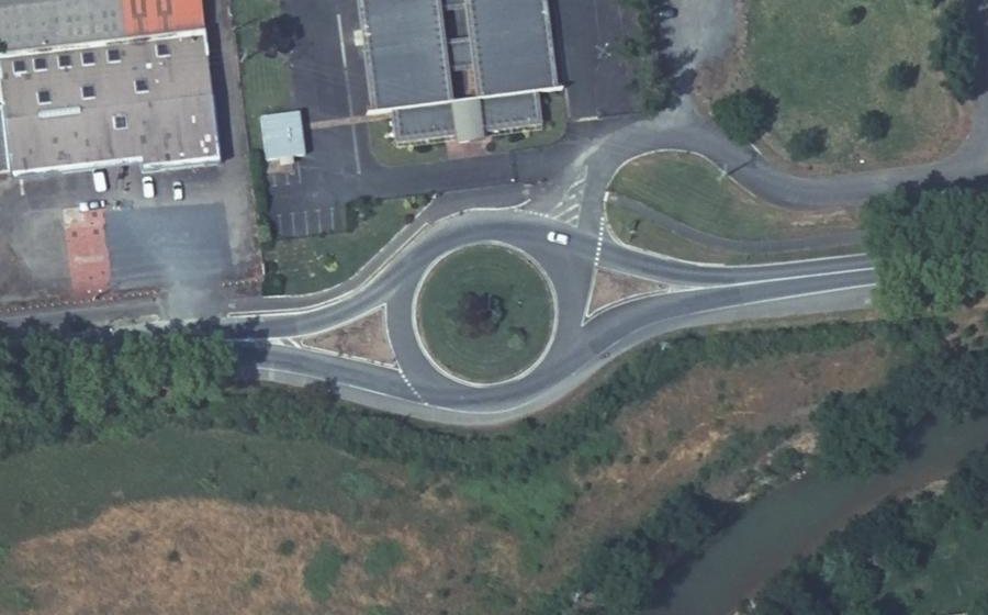 Vue aérienne du Rond-point anonyme n°33713602