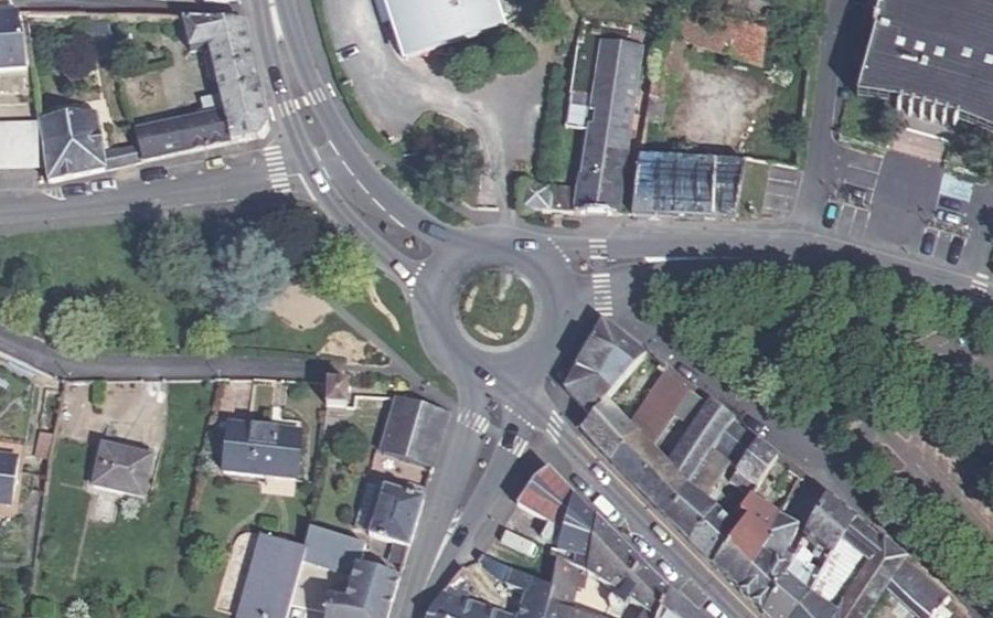 Vue aérienne du Rond-point anonyme n°33713877