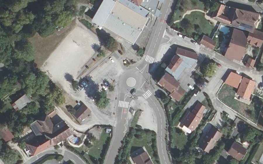 Vue aérienne du Rond-point anonyme n°33722480