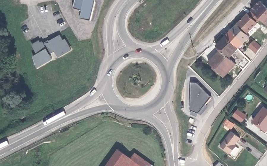 Vue aérienne du Rond-point anonyme n°33736476