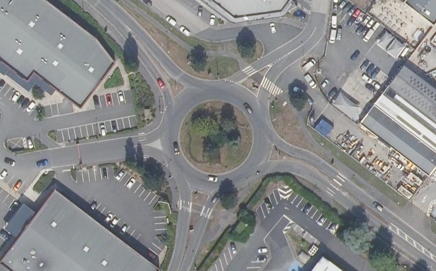 Vue aérienne du Rond-point anonyme n°33741579