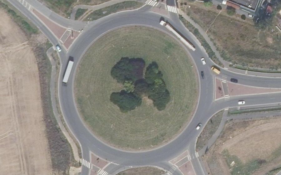 Vue aérienne du Rond-point anonyme n°33741886