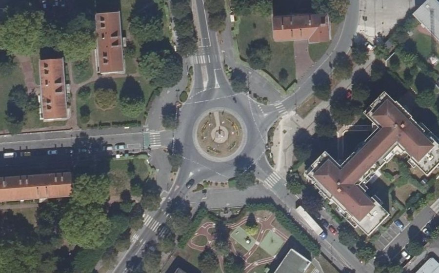 Vue aérienne de la Place du 16 Août 1943