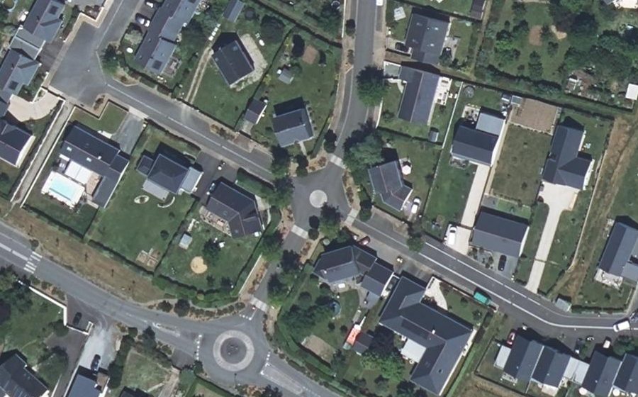 Vue aérienne du Rond-point anonyme n°337490570