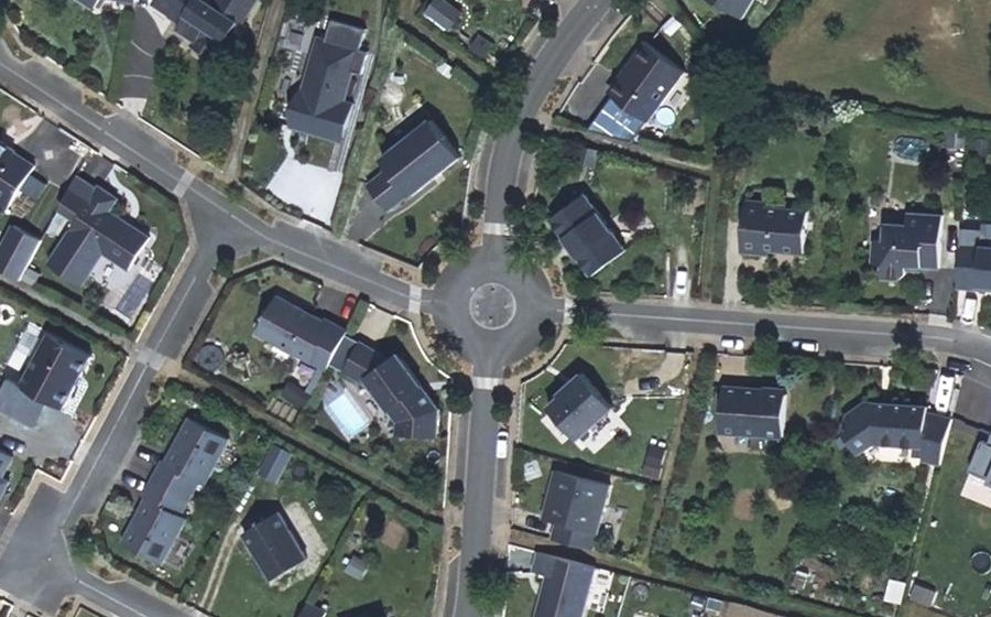 Vue aérienne du Rond-point anonyme n°337490573