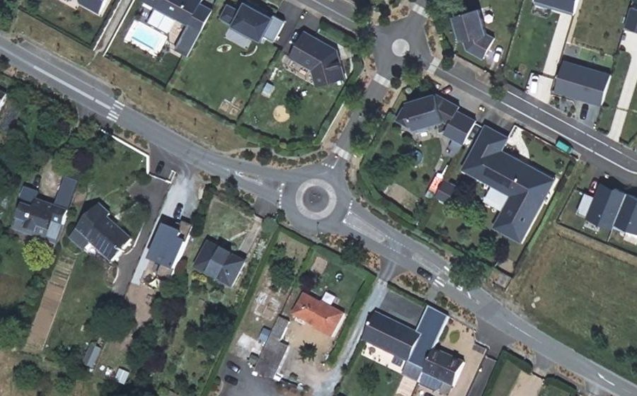 Vue aérienne du Rond-point anonyme n°337490744