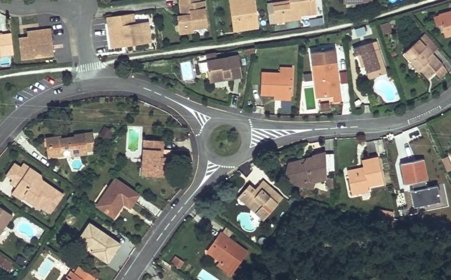 Vue aérienne du Rond-point anonyme n°33752505