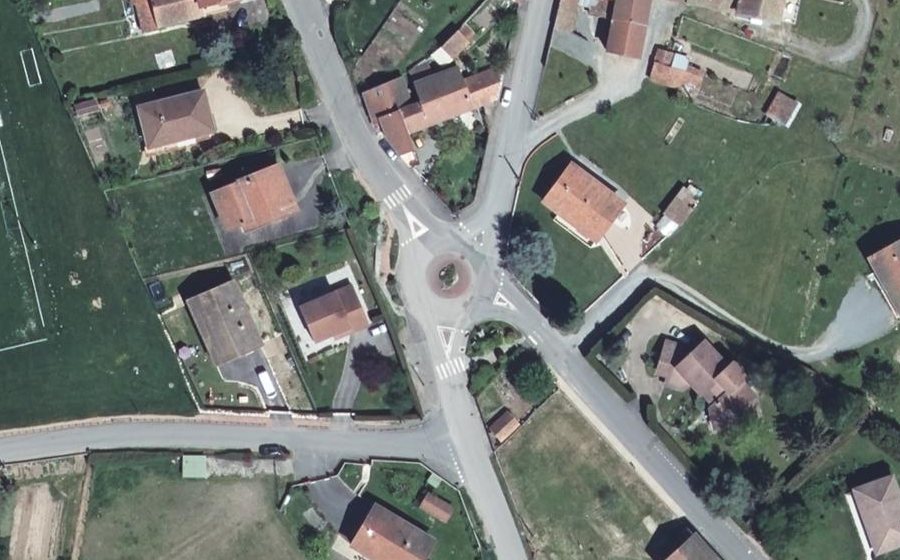 Vue aérienne du Rond-point anonyme n°337534960
