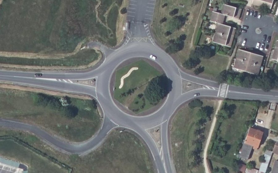 Vue aérienne du Rond-point anonyme n°33753570