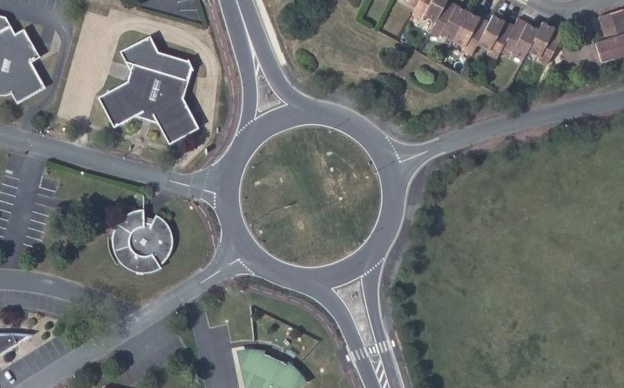 Vue aérienne du Rond-point anonyme n°33753574