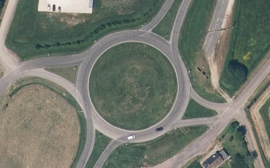 Vue aérienne du Rond-point anonyme n°33753785