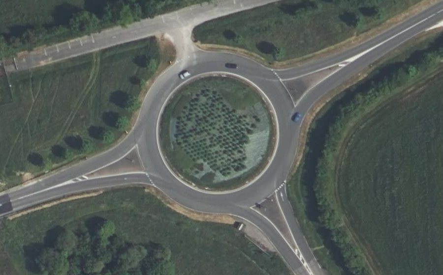 Vue aérienne du Rond-point anonyme n°33753818