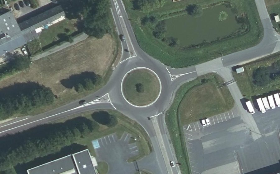Vue aérienne du Rond-point anonyme n°33754776