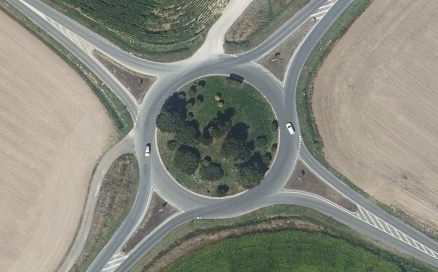 Vue aérienne du Rond-point anonyme n°33756328