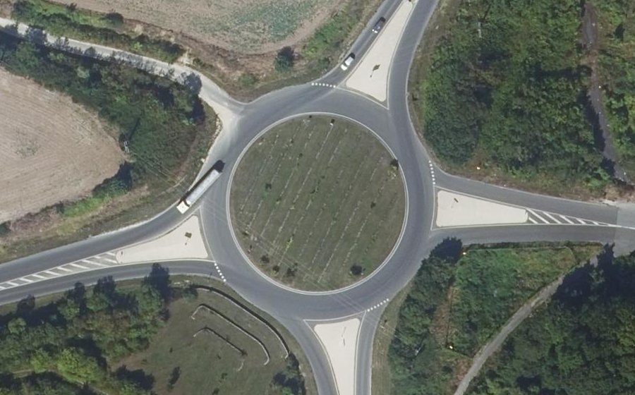 Vue aérienne du Rond-point anonyme n°33756813