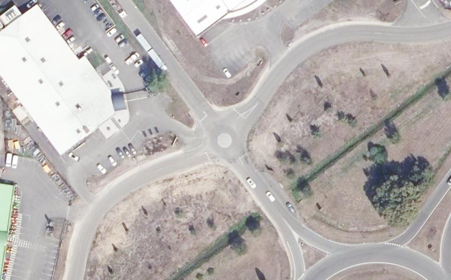 Vue aérienne du Rond-point anonyme n°337748957