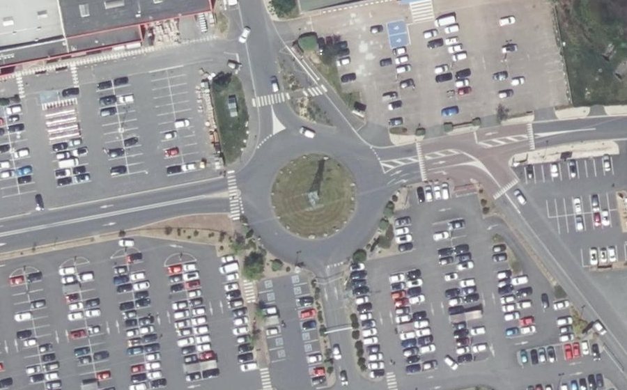 Vue aérienne du Rond-point anonyme n°337787074