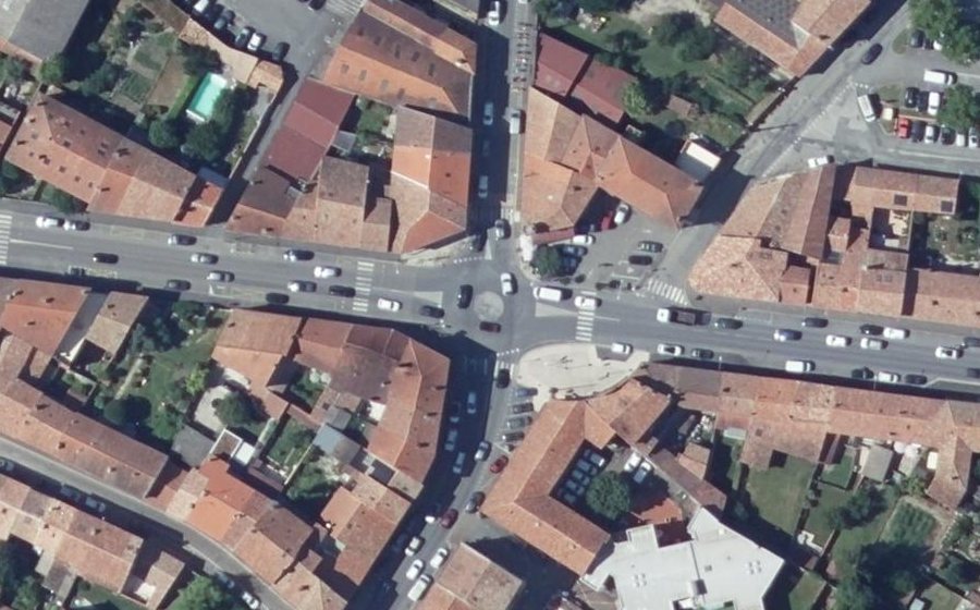 Vue aérienne du Rond-point anonyme n°337809638