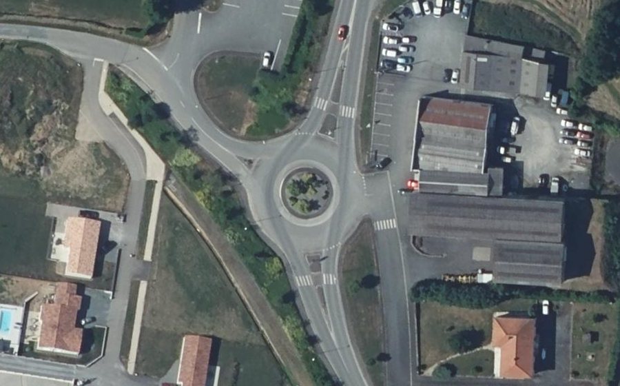 Vue aérienne du Rond-point anonyme n°337934970