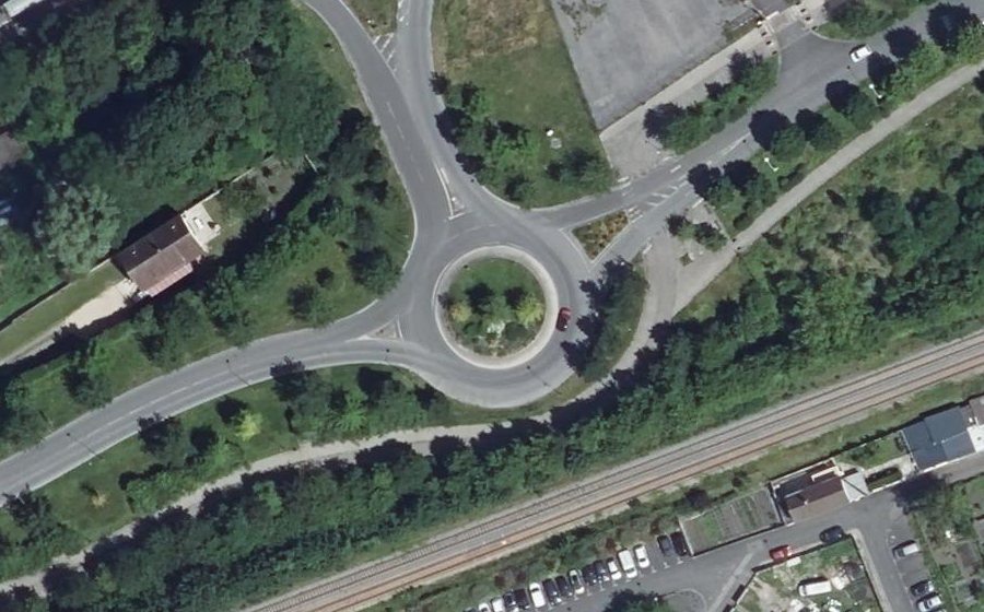 Vue aérienne du Rond-point anonyme n°337992867