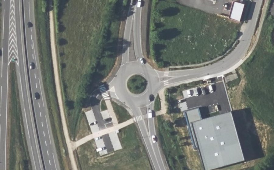 Vue aérienne du Rond-point anonyme n°338041595