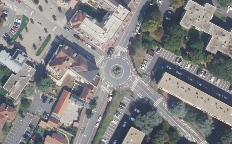 Vue aérienne du Rond-point anonyme n°338054411