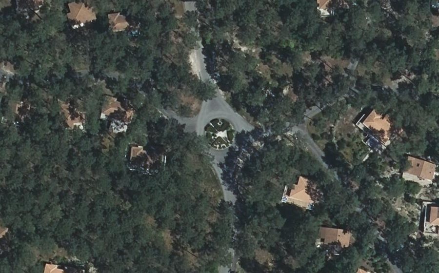 Vue aérienne du Rond-point anonyme n°338056649