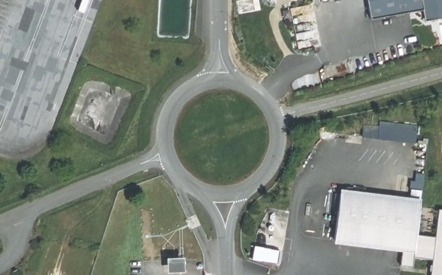 Vue aérienne du Rond-point anonyme n°338065040